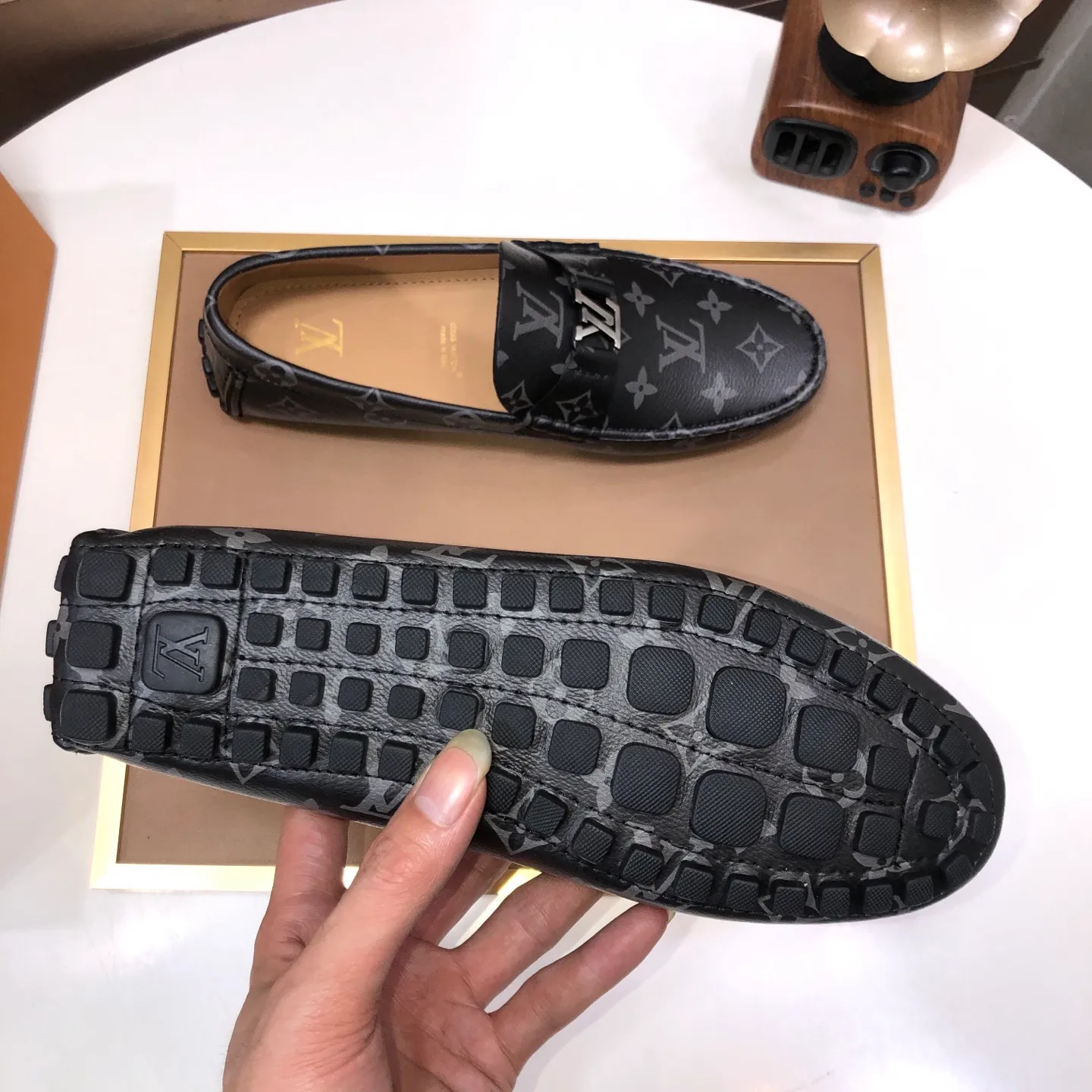 Men's men's shoes 💰420💰 [LV Doudou shoes] (water-dyed cowhide lining) new model is on the market, available on the official website. The new Doudou shoes are processed into single-color materials, and the uppers are made of imported cowhide material. The body of the shoe is fully hemmed with mark thread, and is lined with imported original cowhide leather. The elegant shoe shape is super suitable for all-matching, and the size is 38-44.
